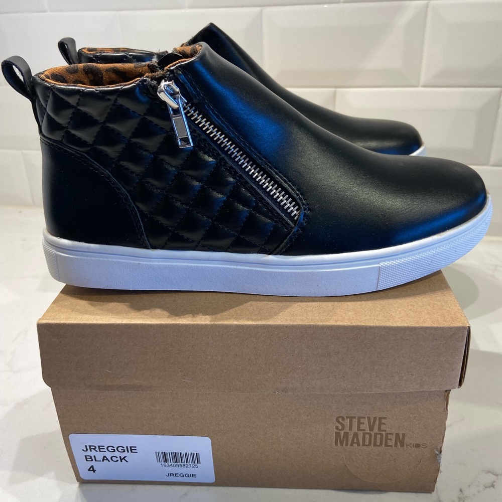 New in box Steve Madden Kids JREGGIE shoes